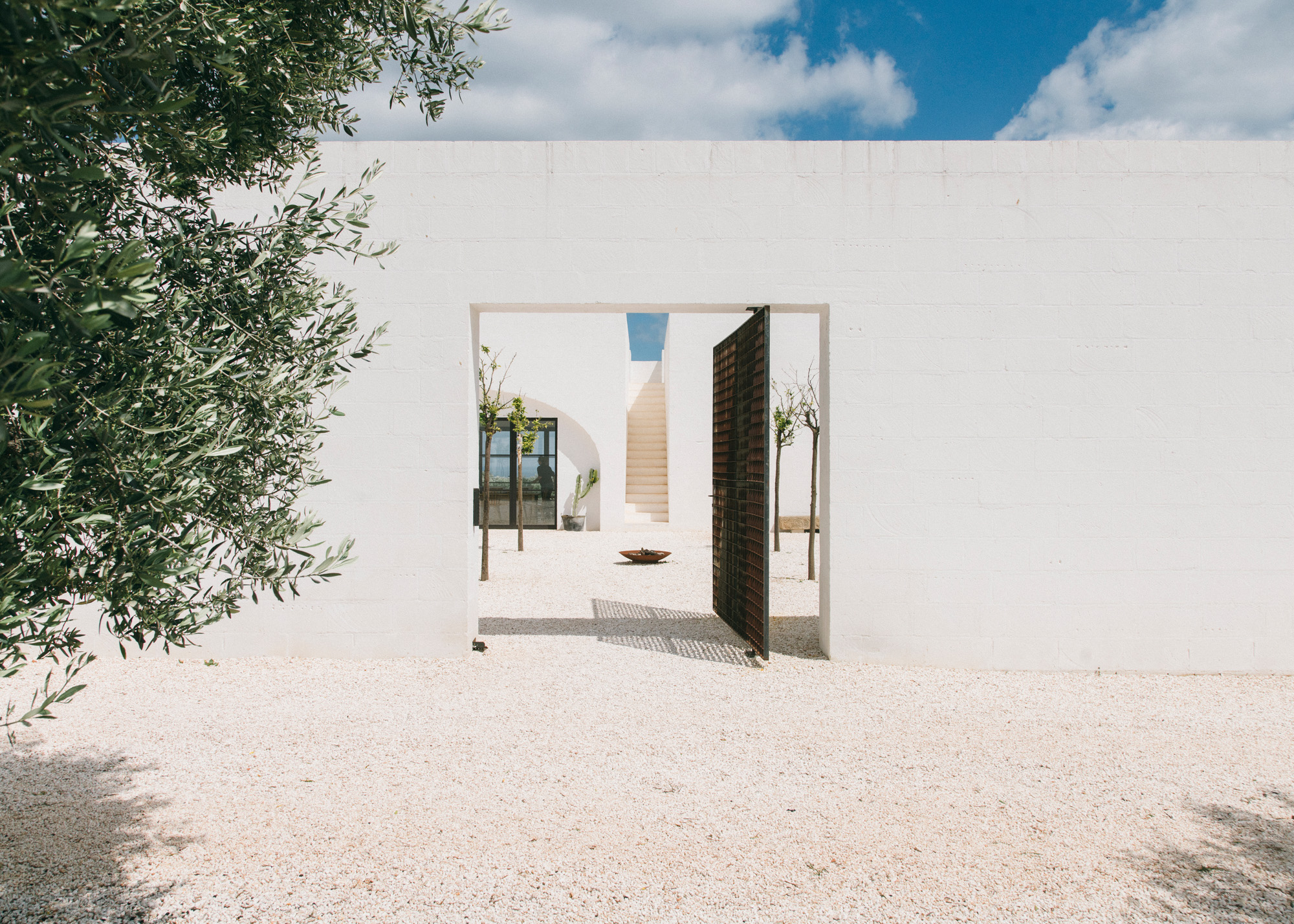 White villa by Studio Andrew Trotter