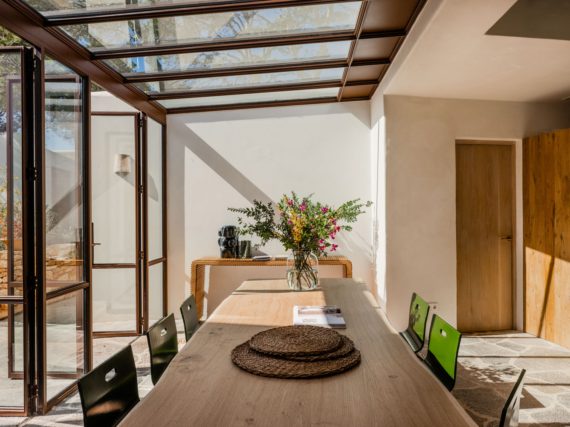 Glass roof extension over a dining room in Casa Del Arbol
