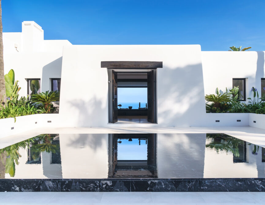 White villa with pool by Blakstad