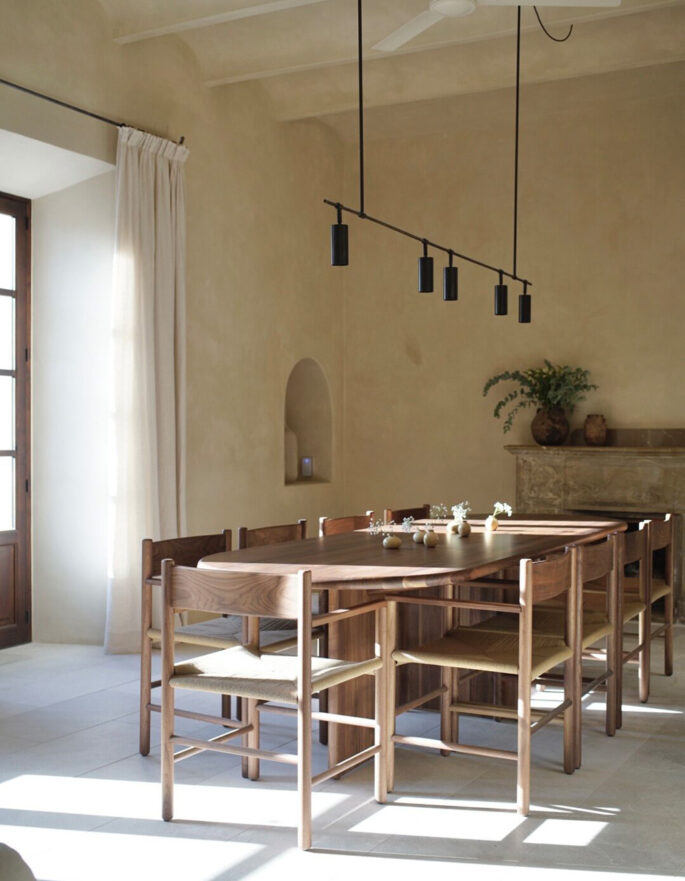 Contemporary kitchen by luxury interior design studio CONTAIN
