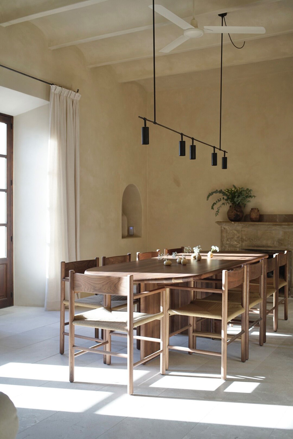 Contemporary kitchen by luxury interior design studio CONTAIN
