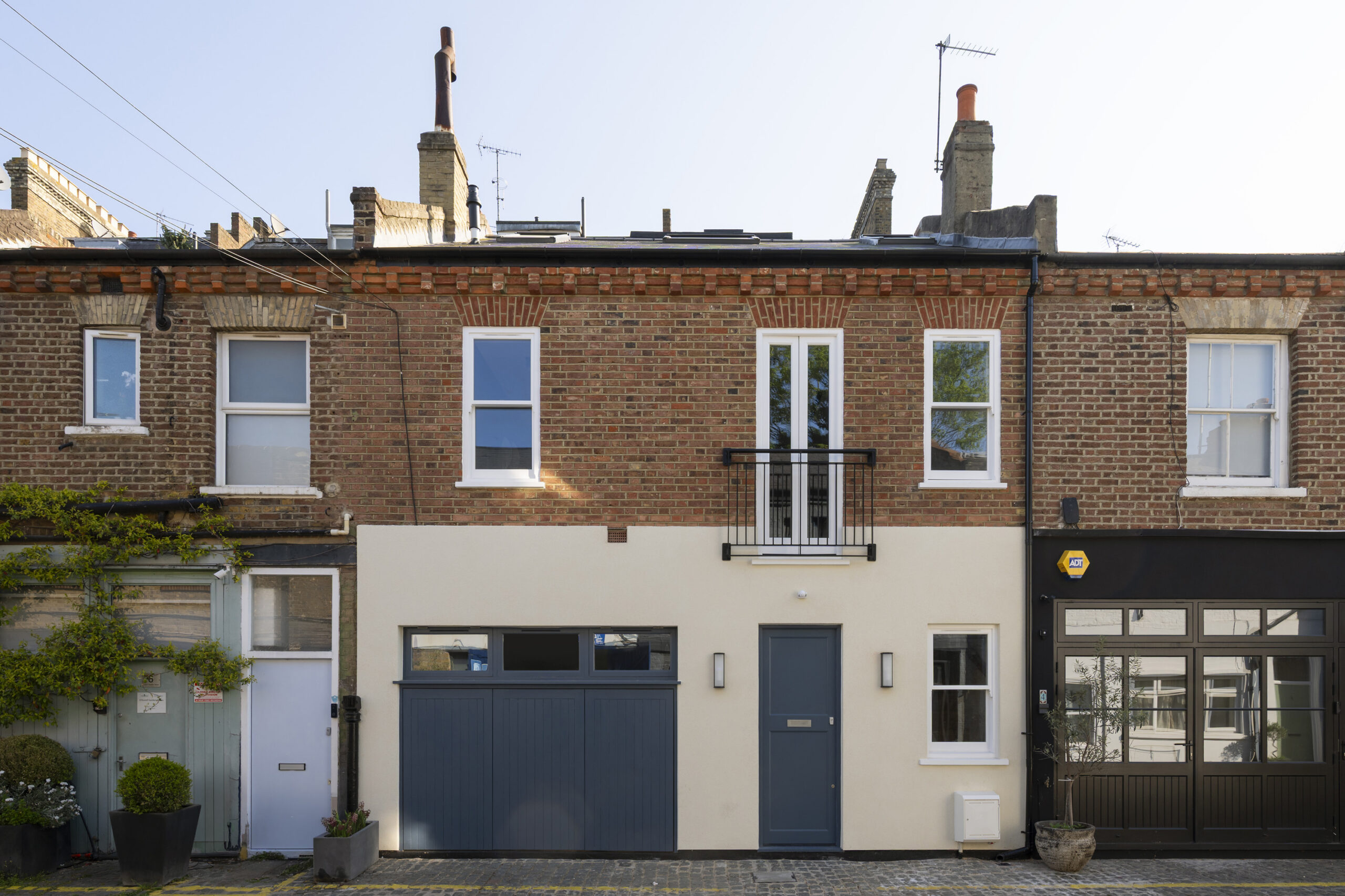 DN-Holland-Park-Mews-House-For-Sale-Russell-Gardens-Mews-2_Lo