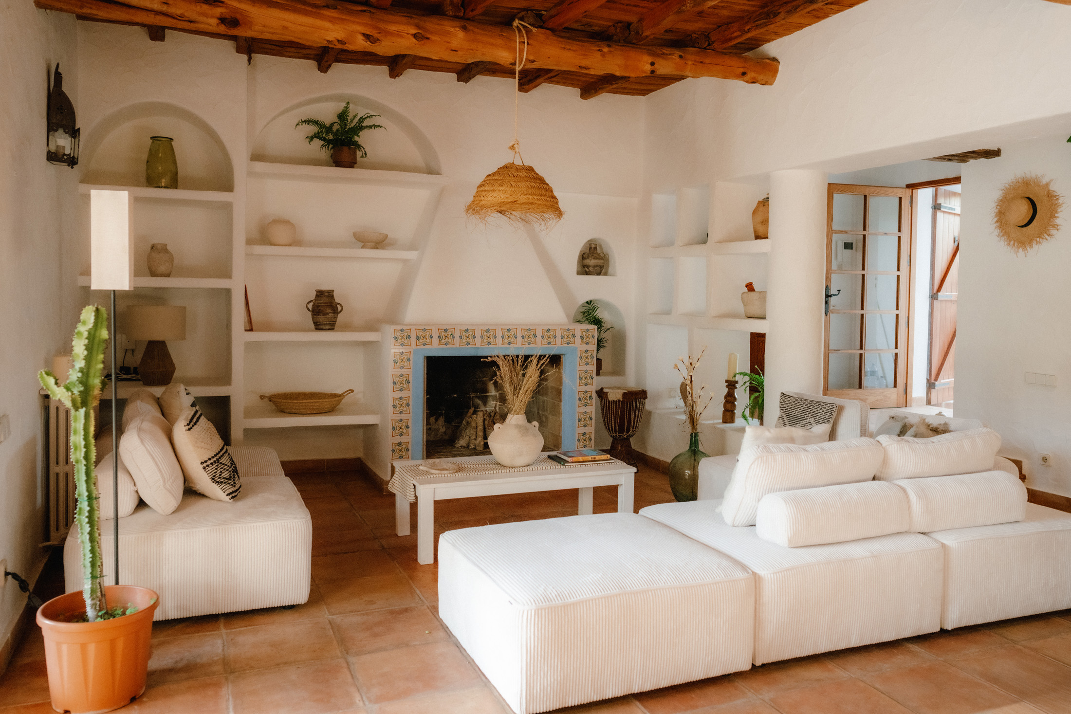 Domus-Nova-Ibiza-Luxury-Rental-Villa-Santa-Gertrudis-Can-Verdant-LR 24