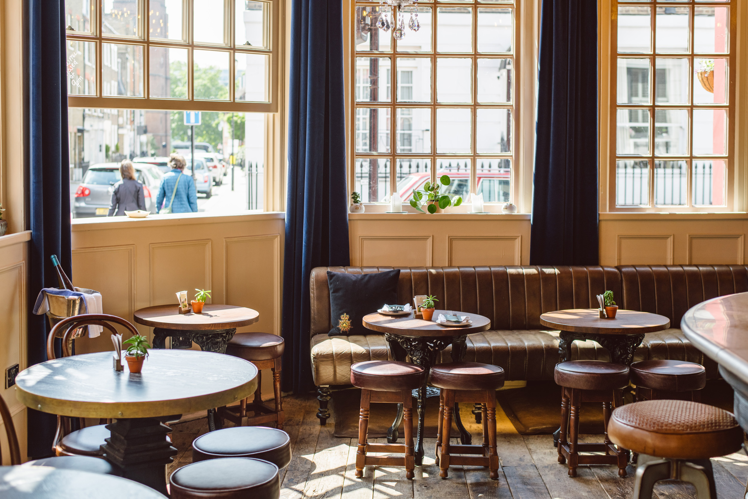 Domus-Nova-Area-Guide-Chelsea-South-Ken-Best-Pubs-The-Pigs-Ear