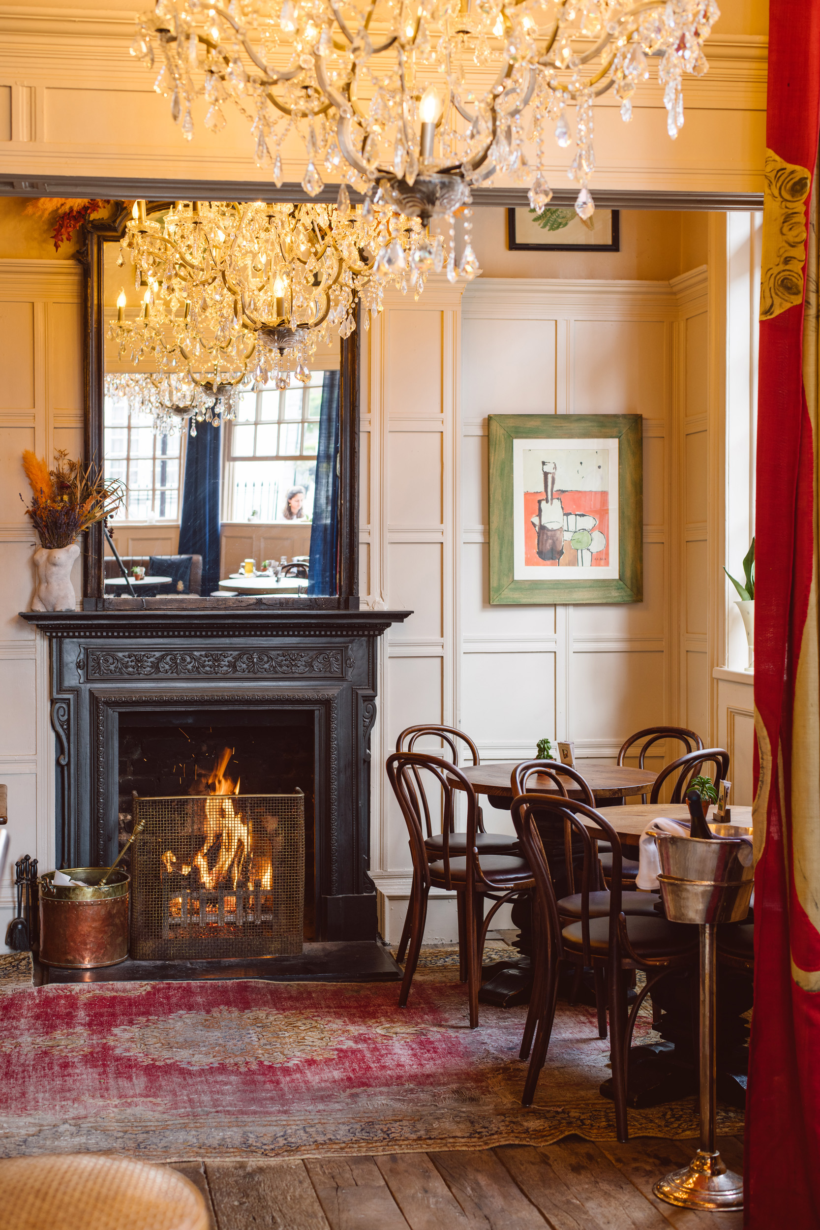 Domus-Nova-Area-Guide-Chelsea-South-Ken-Best-Pubs-The-Pigs-Earx