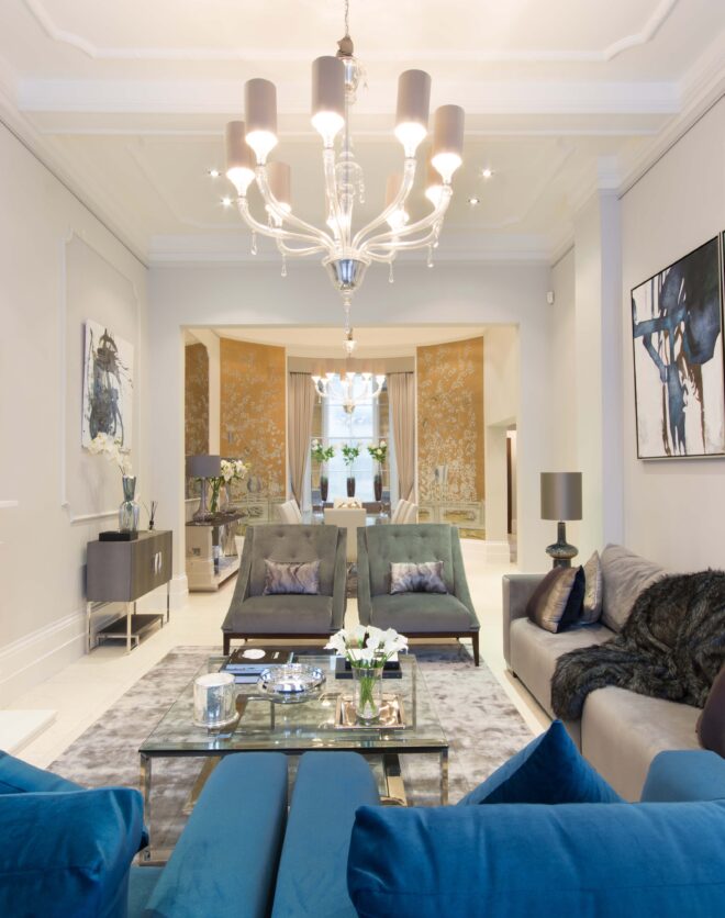 Elegant living room with bay window of a maisonette for rent in Bayswater