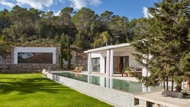 Vista de la piscina de lujo en Ibiza