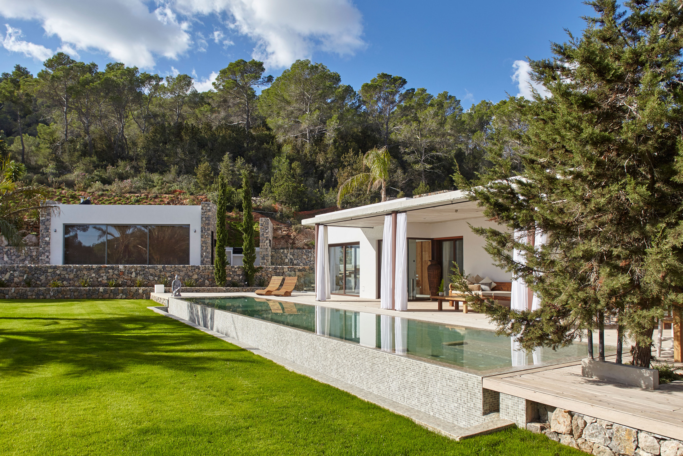 Vista de la piscina de lujo en Ibiza
