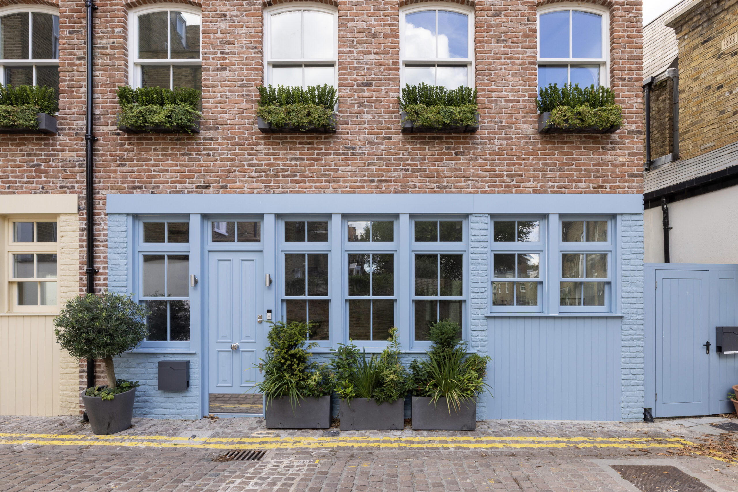 Domus-Nova-Kensington-House-For-Rent-Lexham-Mews-Blue-33_Lo