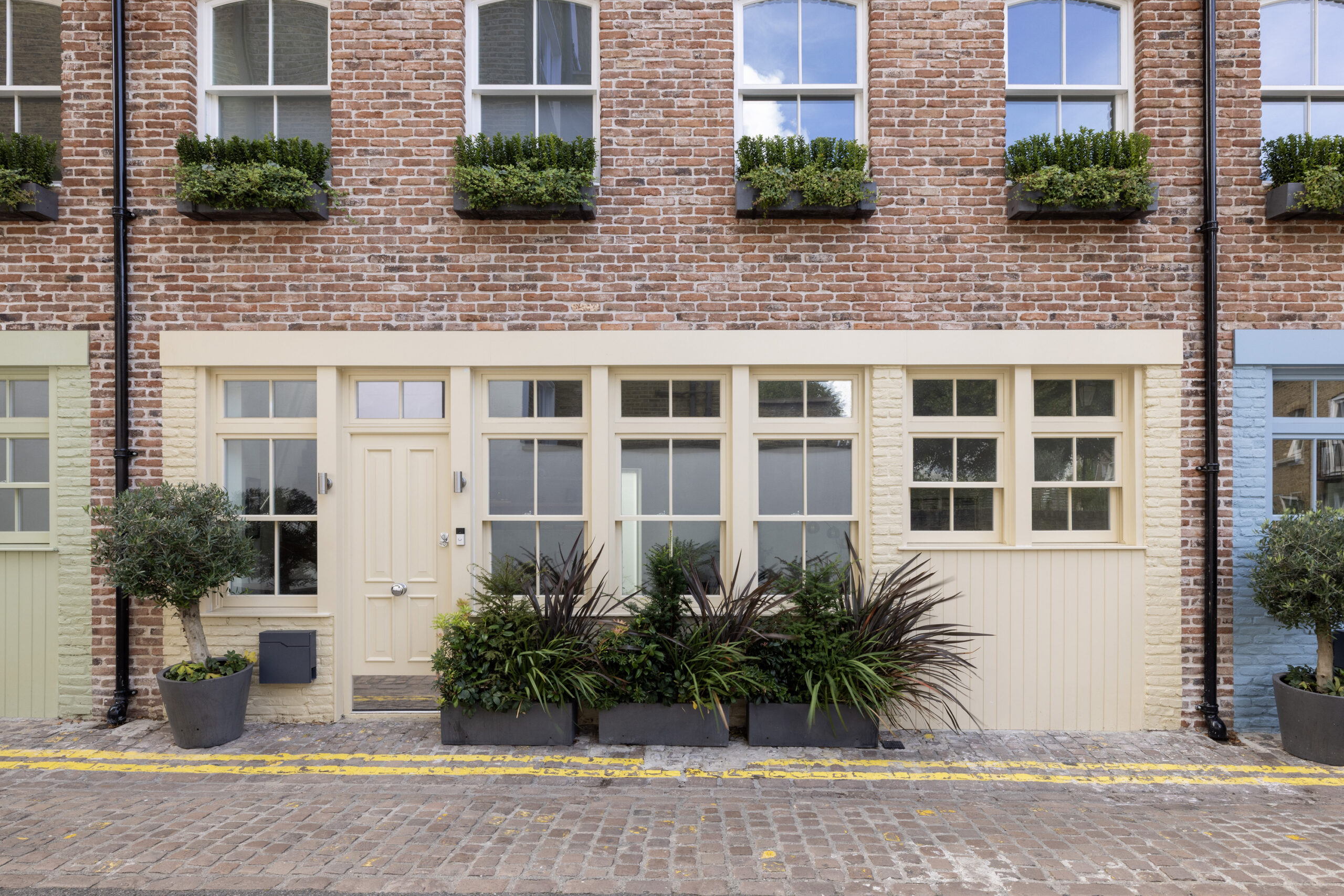 Domus-Nova-Kensington-House-For-Rent-Lexham-Mews-Yellow-29_Lo