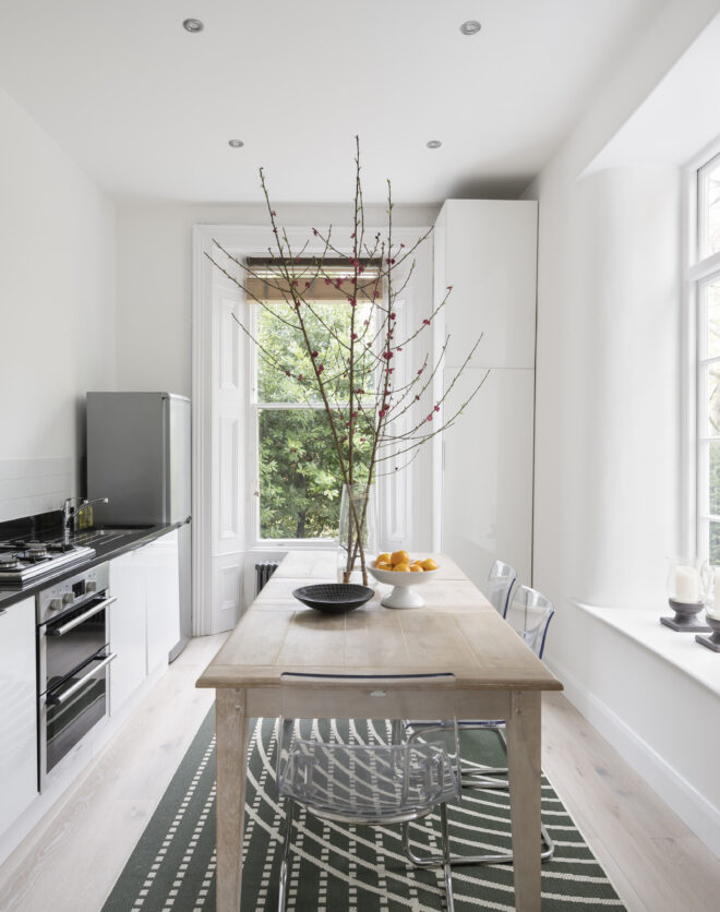 Spacious open-plan kitchen and dining room of a luxury apartment for rent in Notting Hill