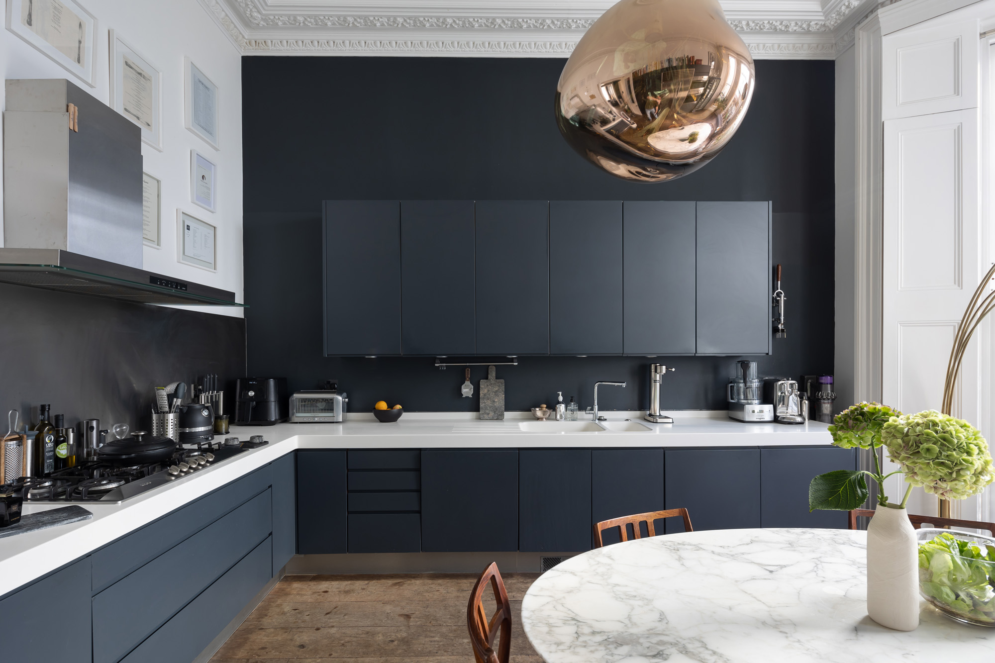 For Sale: Pembridge Square Notting Hill W2 with monochromatic modern kitchen