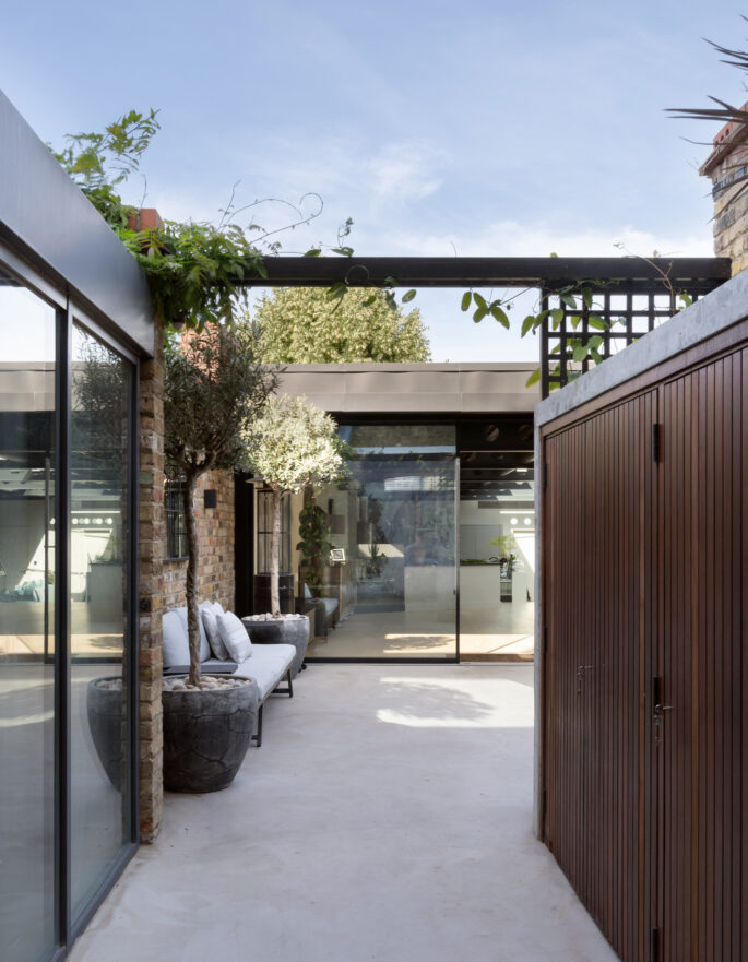 Icon Architects modern architecture studio in London: Driveway and Garden at Tilton Street