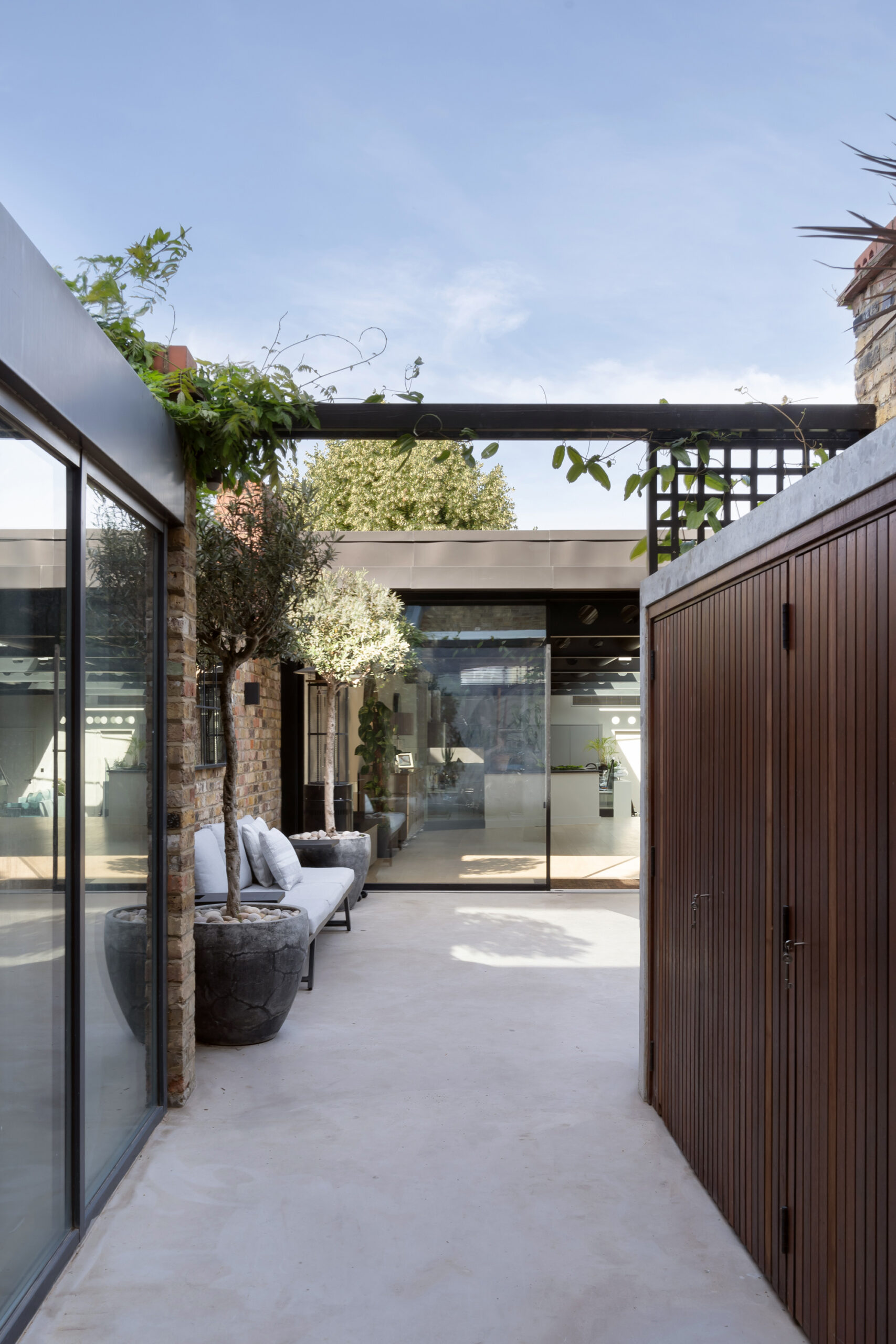 Icon Architects modern architecture studio in London: Driveway and Garden at Tilton Street