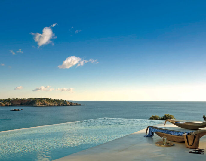 Infinity pool with sea views by luxury architecture studio in Ibiza De Castro Arquitectos