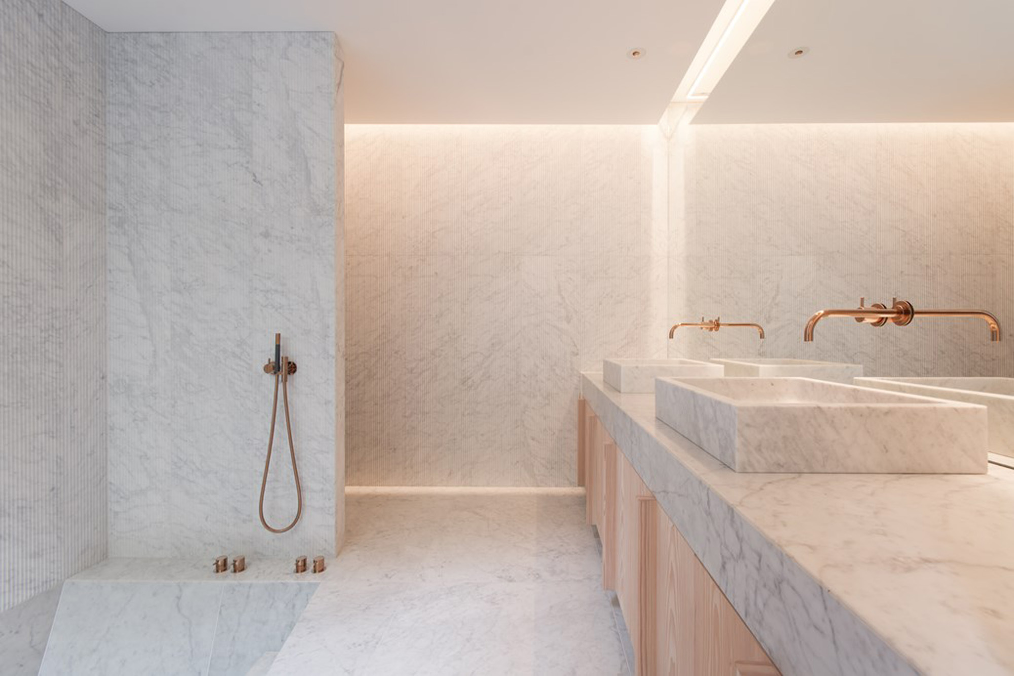 Bathroom by Gianni Botsford - luxury architecture in London