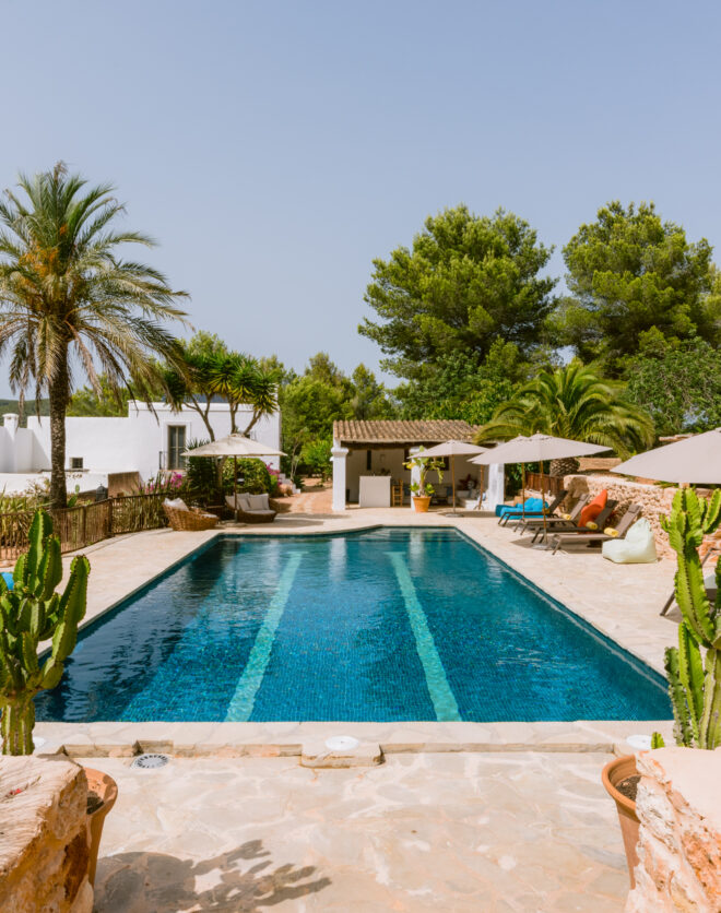 Pool of a luxury villa to rent in Ibiza, surrounded by greenery