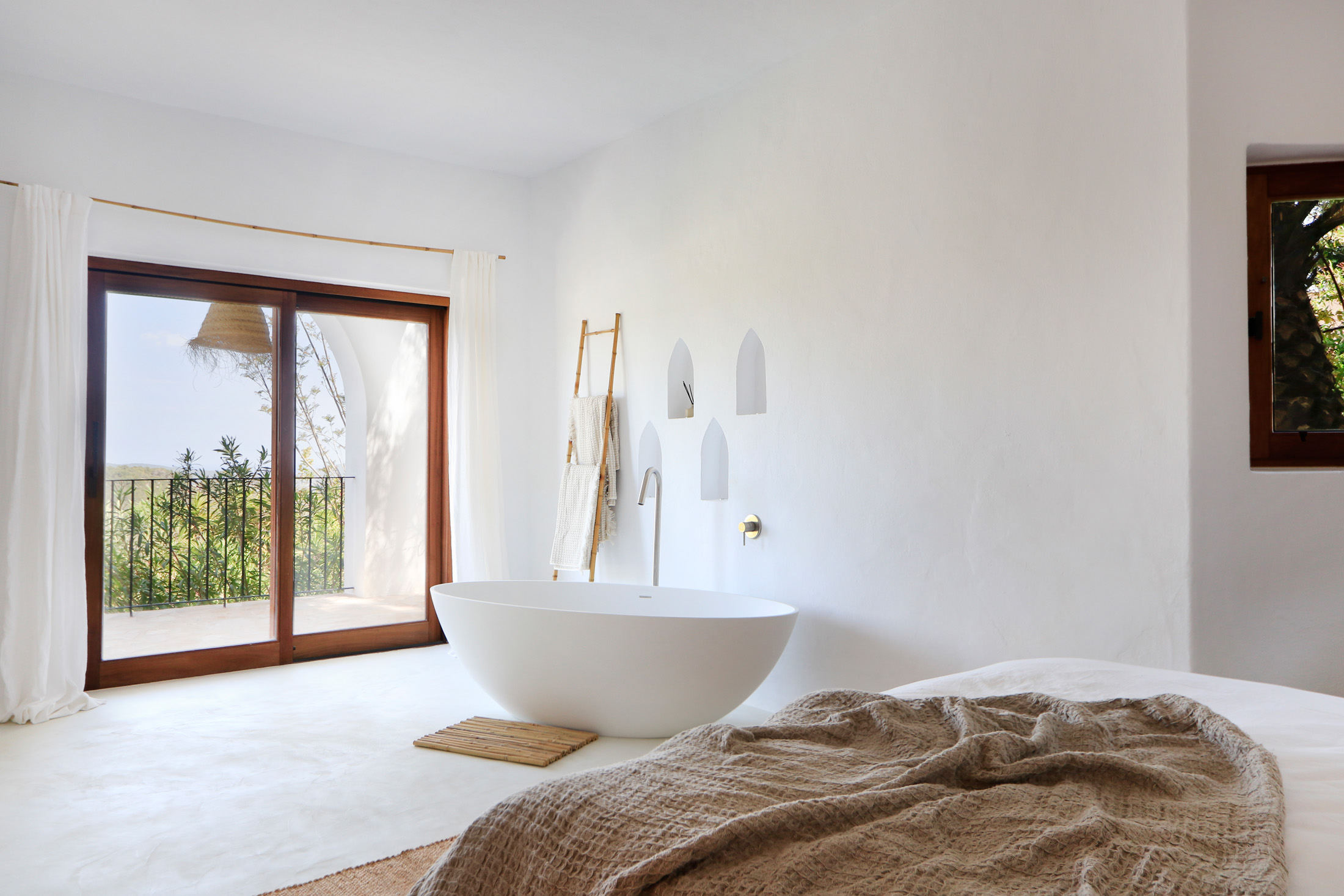 Freestanding bath in Can Aspen Santa Gertrudis