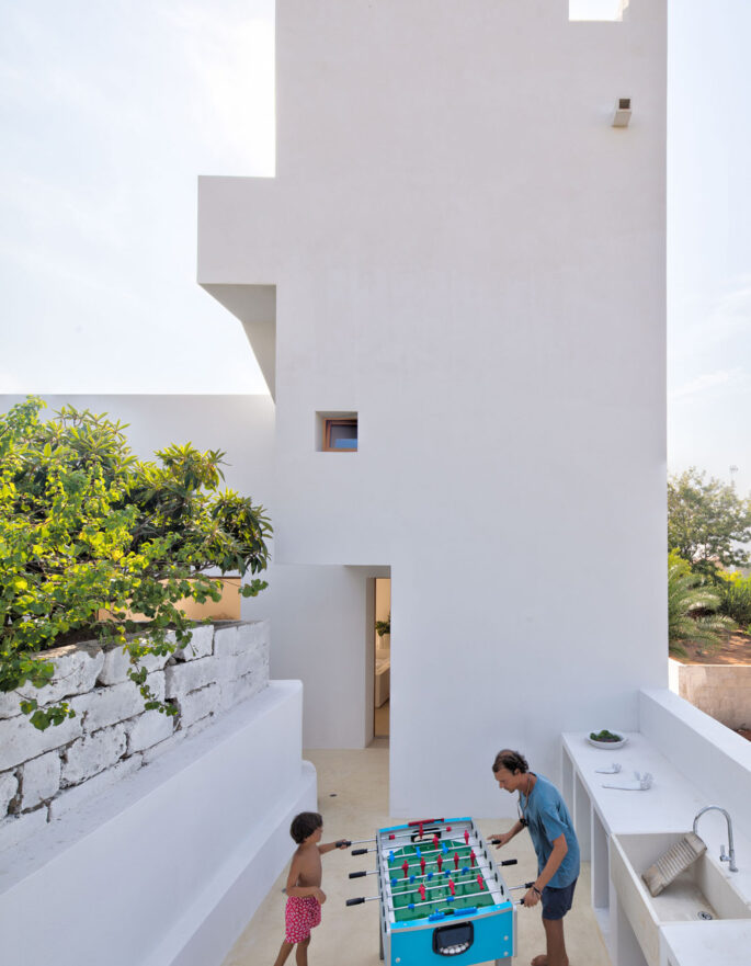 People outside La Torre Bianca by DOS Architecture