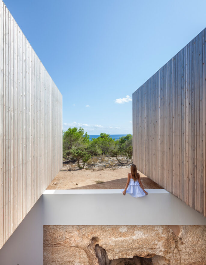 Two walls by Marià Castelló - luxury modern architecture in Ibiza and Formentera