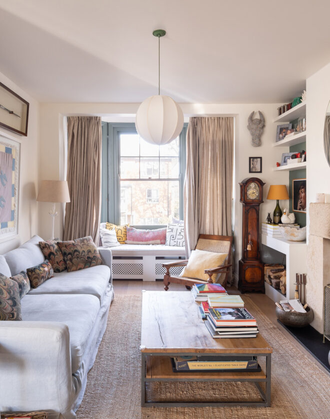 Bright living room of an elegant duplex for sale in North Kensington
