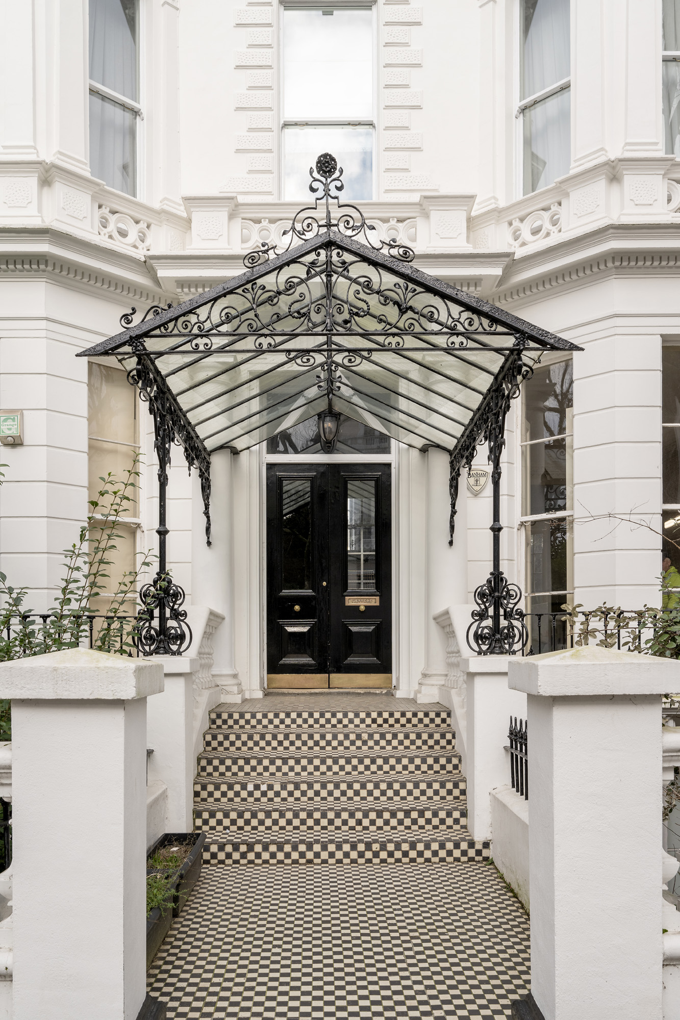 Notting-Hill-Apartment-For-Sale-Holland-Park-1_Lo