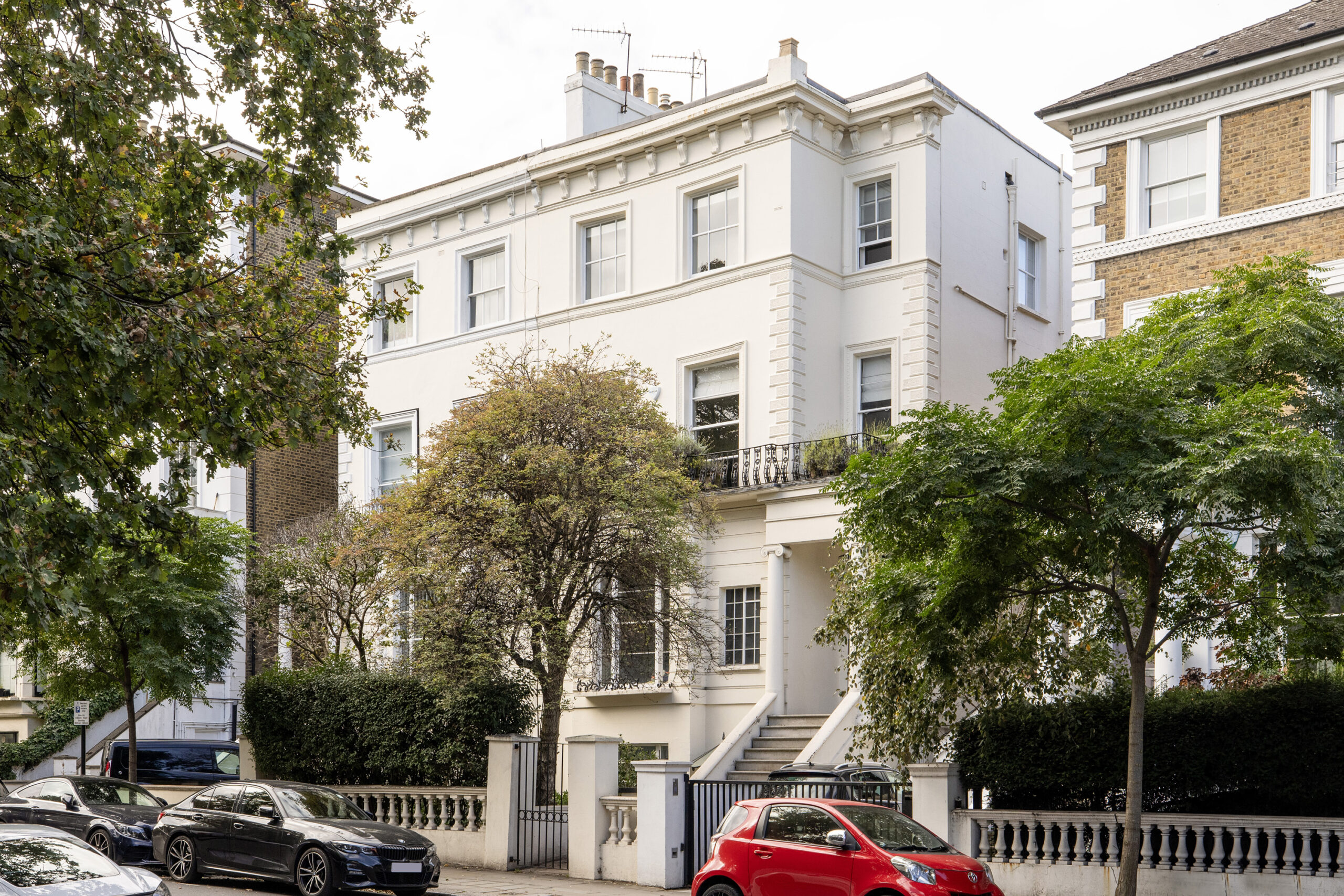 Traditional stucco exterior of a luxury two-bedroom apartment for sale in Notting Hill