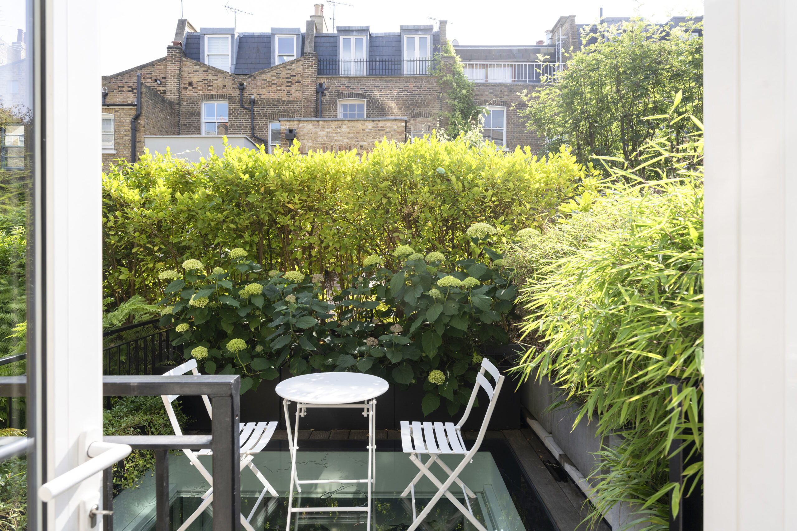 Private outdoor dining area of a luxury Notting Hill maisonette for sale