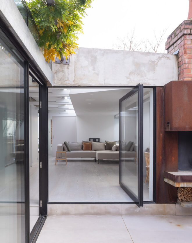 For Rent: Vernon Yard Notting Hill W11 - - contemporary roof terrace with full-height glazing