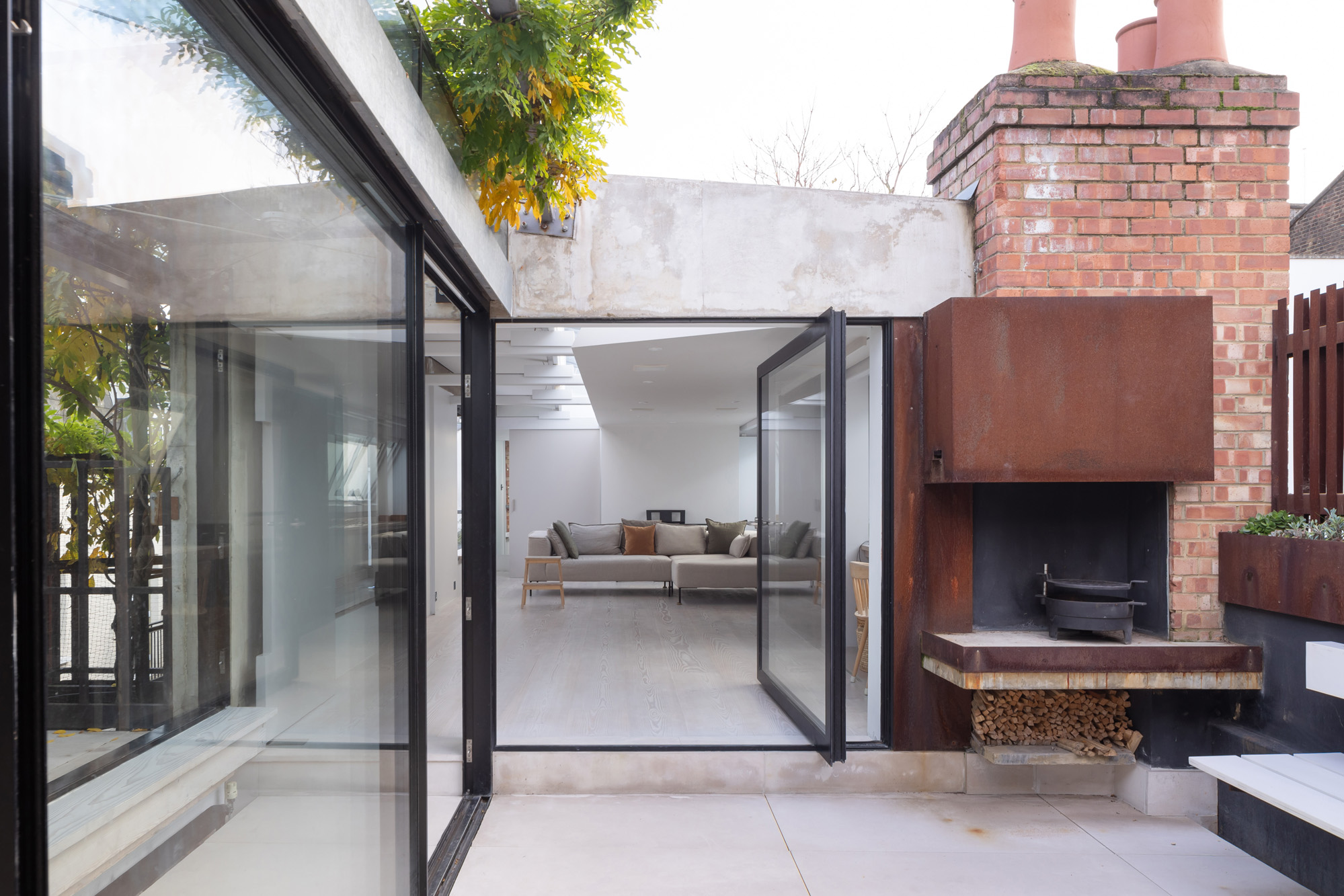 For Rent: Vernon Yard Notting Hill W11 - - contemporary roof terrace with full-height glazing