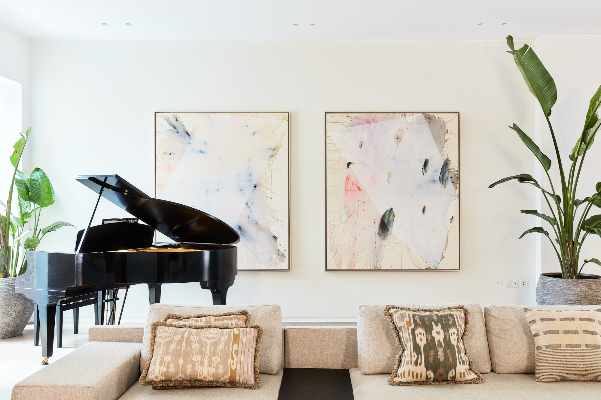 Luxury home for rent in London, Notting Hill W2 - modern reception room with contemporary artwork and grand piano